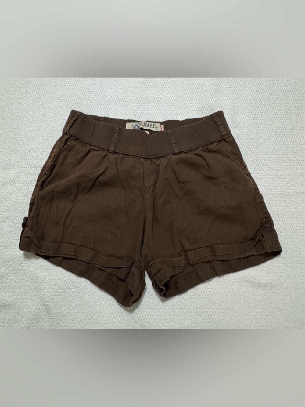 Y2K Old Navy Women M Mid-Rise Linen Shorts in a chocolate brown shade.